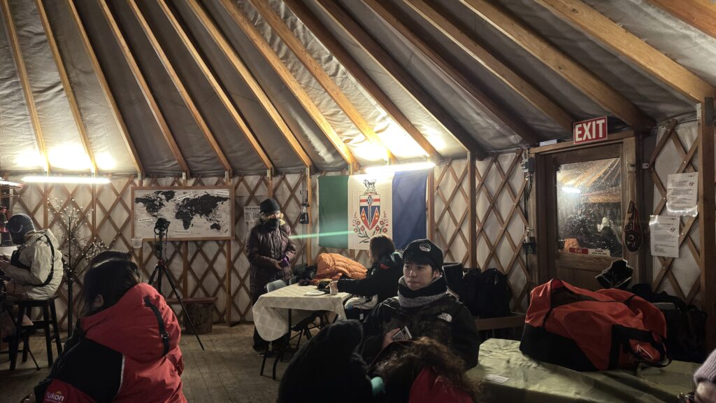 Tres personas en el interior de una yurta